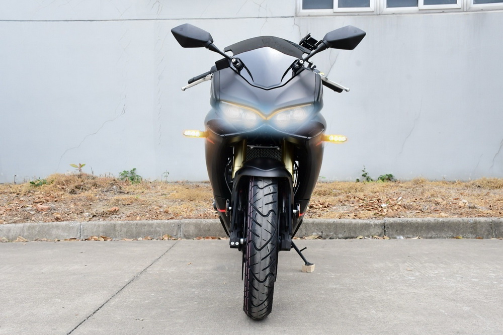 Мотоцикл Spark SP300RS-2 Ввімкнені фари